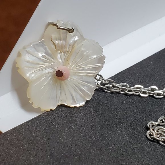 Hand Carved Mother Of Pearl Flower Pendant Anklet - Picture 3 of 3